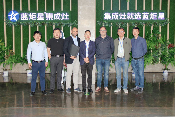 錢總(中)、汪總(右二)與蒂芬迪總部代表團合影