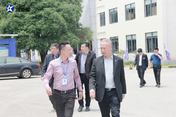 藍炬星電器總經理錢松良先生(左)