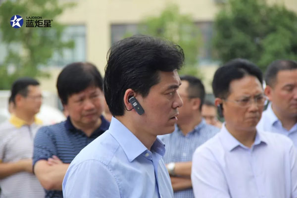 (嚴市長認真聽講解)