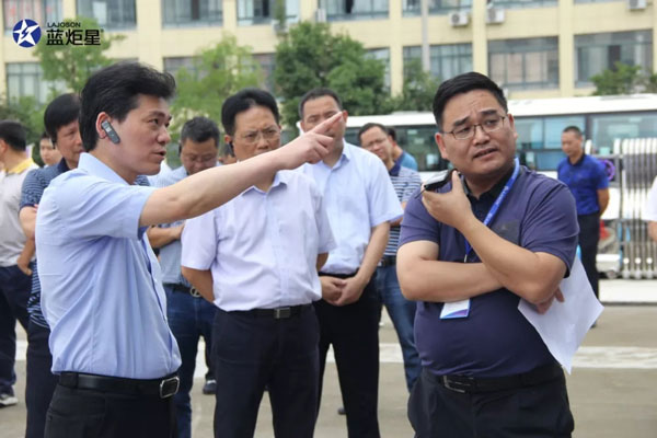 (嚴市長認真聽講解)