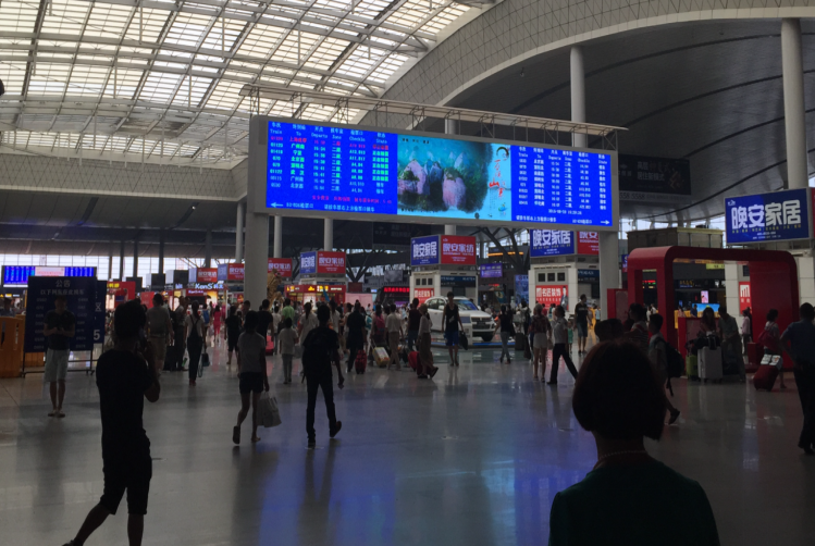 西廣場(chǎng)二樓 候車大廳兩塊LED電子屏