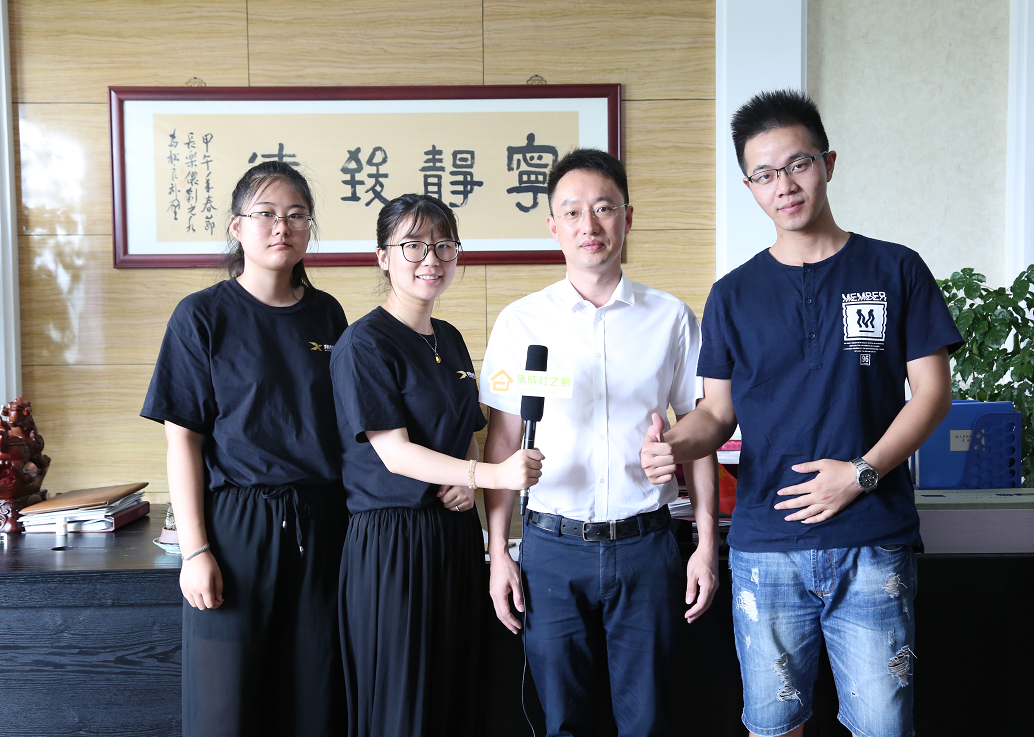 集成灶之家記者與錢總(右二)合影