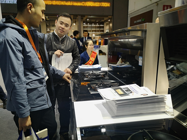 (藍炬星展會次日現場)