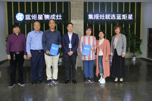 陳秋麟一行人與錢總合影