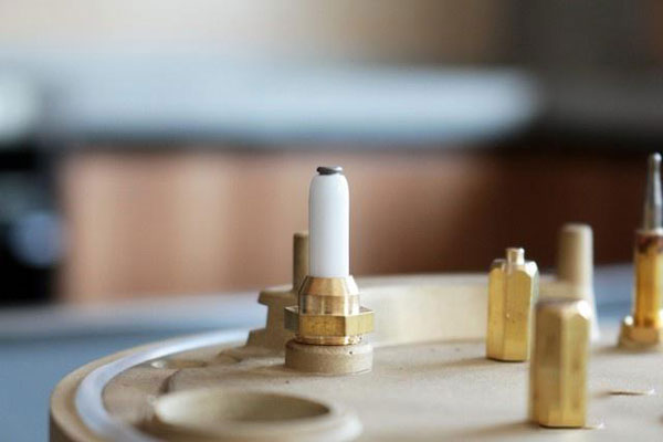 電子脈沖裝置配合點火針工作