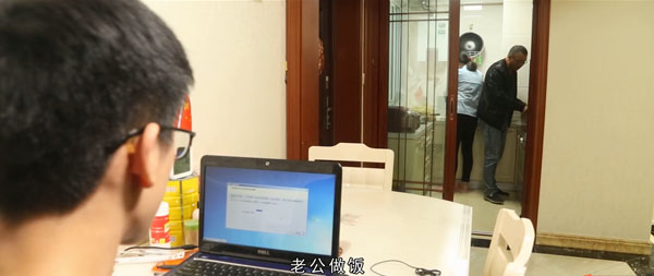 一家人在廚房的身影