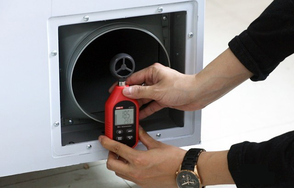 出風口在高檔時風速約為18.5m/s，相當于8級風