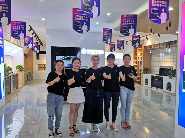 梁芳在綿陽所開的藍炬星加盟店