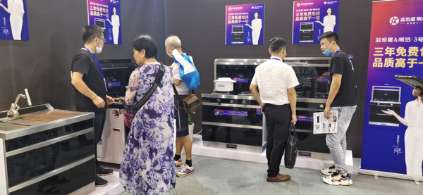 工作人員熱情講解與接待