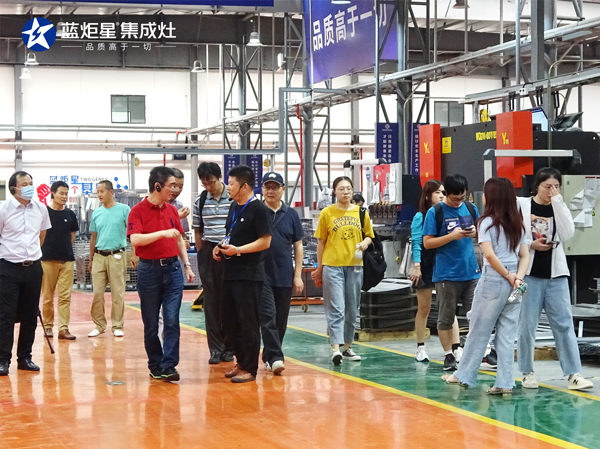 李正衛(wèi)書記一行參觀藍(lán)炬星智能制造生產(chǎn)線