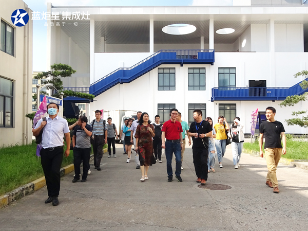 李正衛(wèi)書記一行參觀藍(lán)炬星智能制造生產(chǎn)線