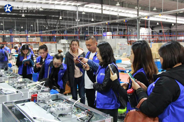 一同參觀藍炬星智能智造小鎮