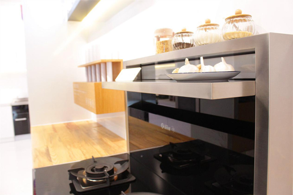 藍炬星集成灶整機采用鋼化玻璃和不銹鋼