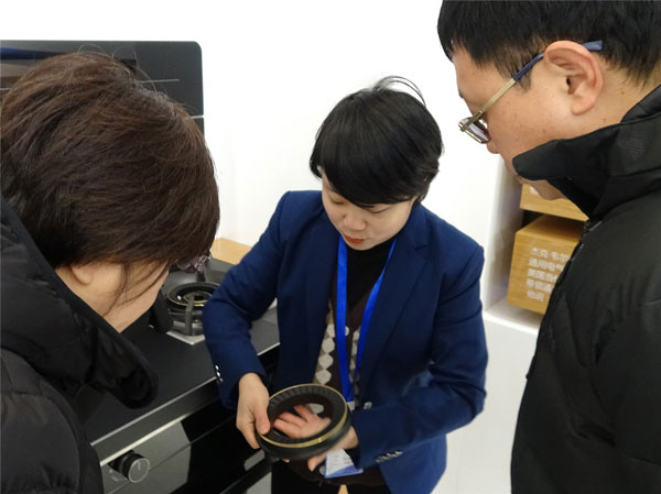 藍炬星培訓部王釵向領導們介紹藍炬星集成灶產(chǎn)品