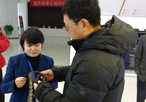 藍炬星培訓部王釵向領導們介紹藍炬星集成灶產(chǎn)品