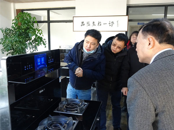 藍炬星市場中心馮總監(jiān)為協(xié)會領導們介紹了即將隆重上市的藍炬星AIOT智能集成灶