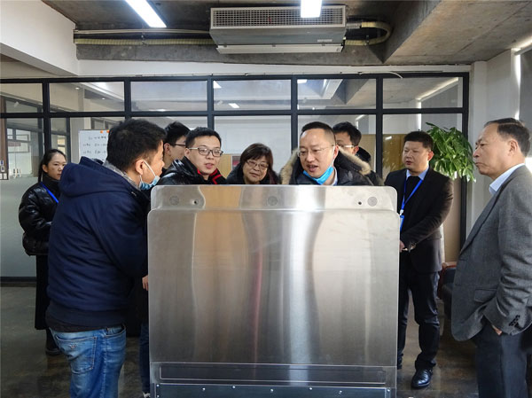 藍炬星市場中心馮總監(jiān)為協(xié)會領導們介紹了即將隆重上市的藍炬星AIOT智能集成灶