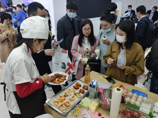 現(xiàn)場(chǎng)烘焙師制作的甜品以及菜肴