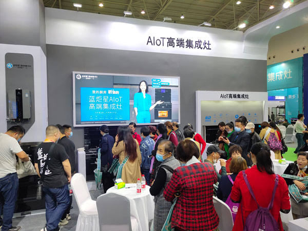 現場演示藍炬星AIoT高端集成灶