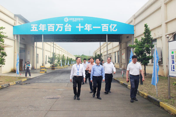 省中小企業(yè)服務(wù)中心婁萬(wàn)總主任一行蒞臨藍(lán)炬星電器企業(yè)園