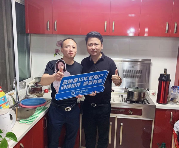 市場中心總監馮元回訪藍炬星十年老用戶