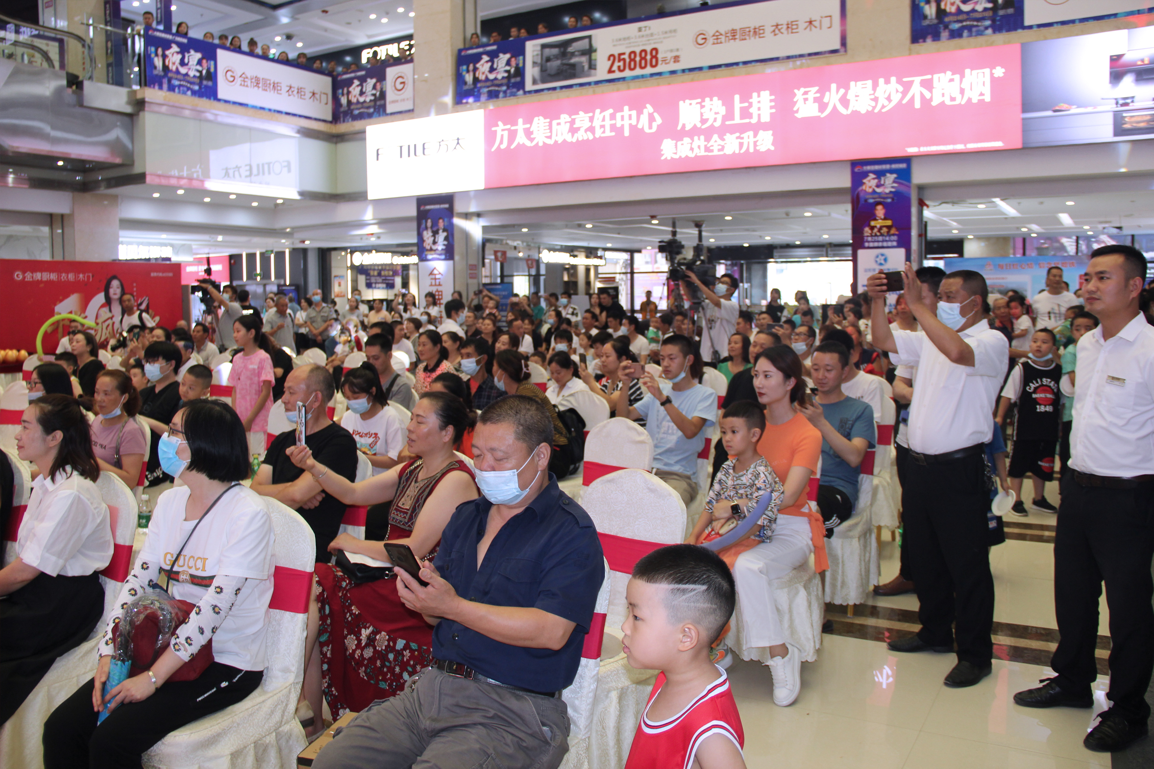 藍炬星集成灶開業(yè)活動人山人海