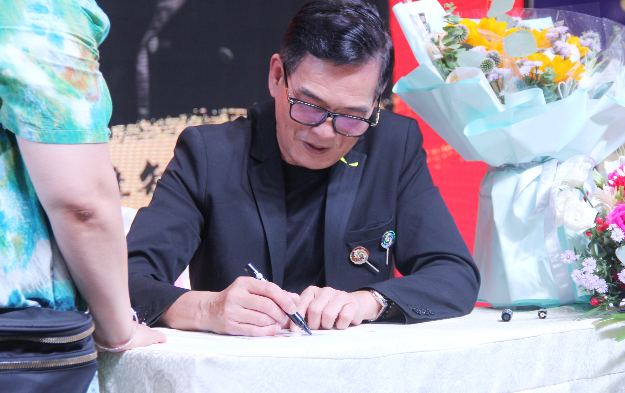 藍炬星集成灶大明宮旗艦店開業(yè)助陣明星簽名