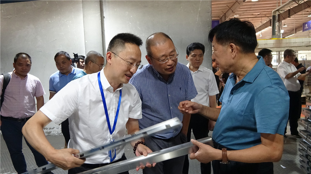 藍炬星集成灶董事長進行相關介紹