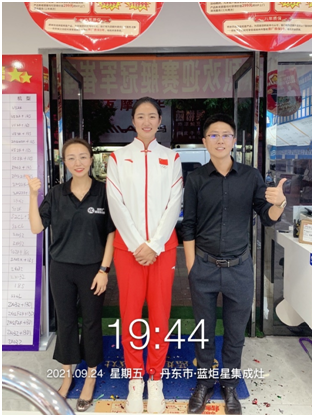 藍炬星集成灶，冠軍之選！東港奧運賽艇冠軍崔曉桐烹飪“神器”新選擇